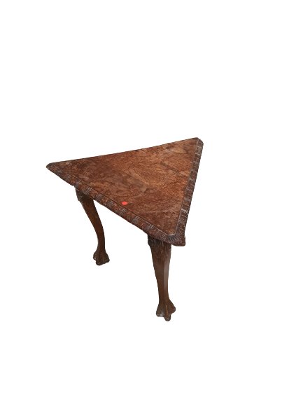 Petite table tripode triangulaire de salon CHESTERFIELD - Charles VII Hanin