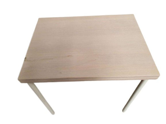 Table IKEA carrée en bois clair. - Charles VII Hanin